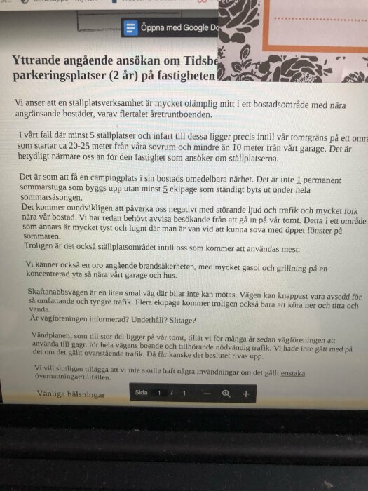 Bild på datorskärm som visar ett dokument med text på svenska om invändningar mot tillfälliga parkeringsplatser.