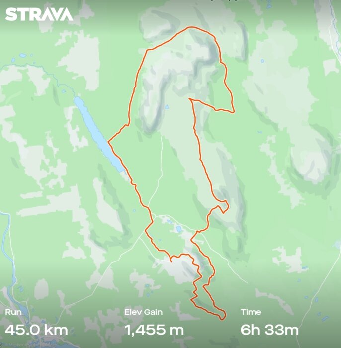 En GPS-spårningsbild av en löprunda från Strava-appen på 45 km med en höjdvinst på 1455 m på 6h 33m.