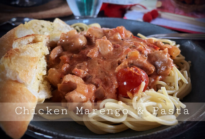 Rätt Chicken Marengo på pasta med bröd, tomater i sås, hemlagat mål, text på bilden.