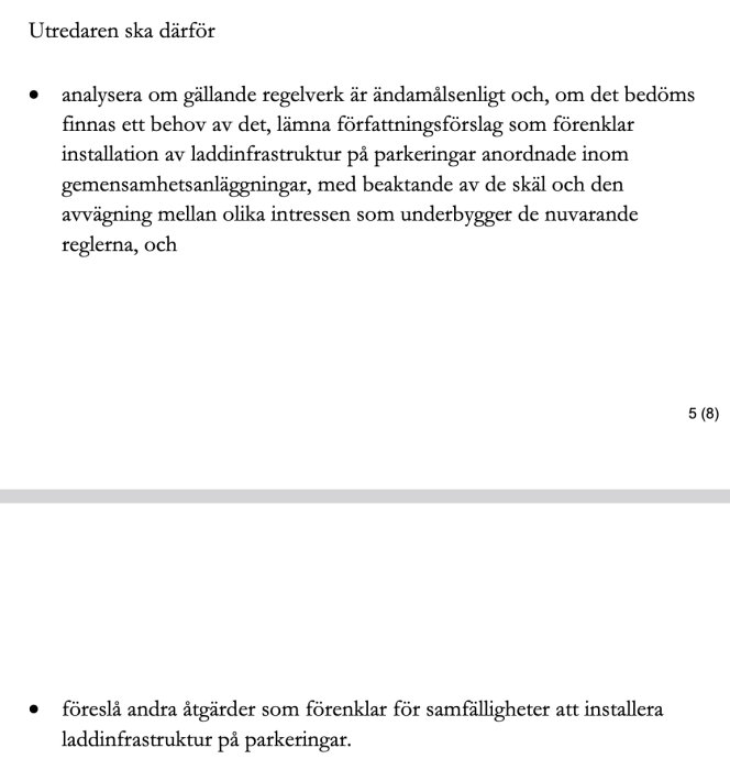 En textutdrag på svenska om analys och förslag för regler kring laddinfrastruktur på parkeringsplatser.