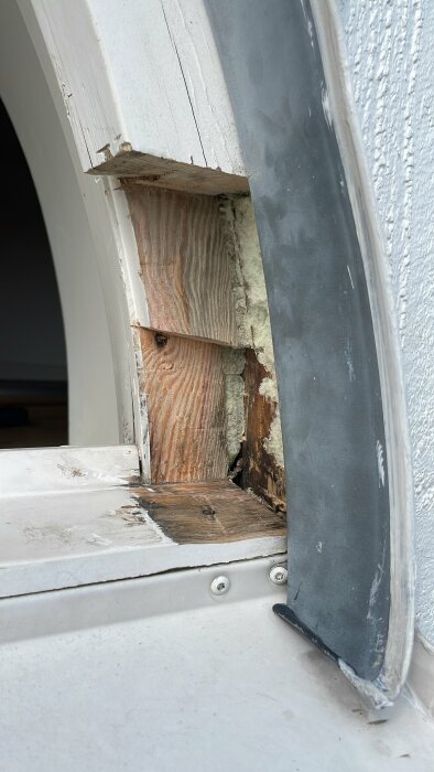 Fuktskadat träfönster med skadad tätningslist och synliga tecken på röta och söndervittrat material.