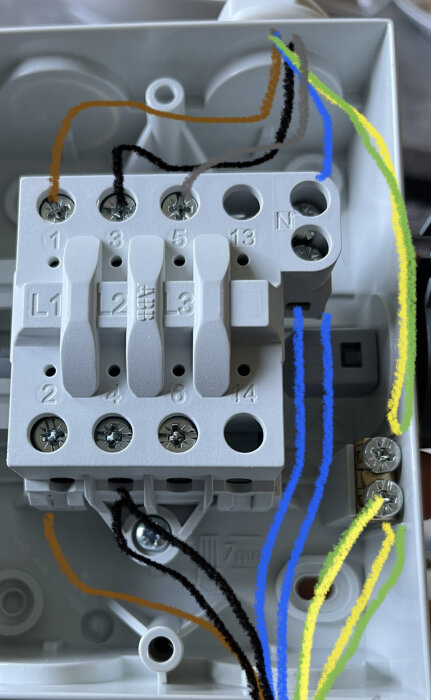 Elinstallation med kopplingsdosa och flerfärgade ledningar; används för elektriska anslutningar i byggnader.