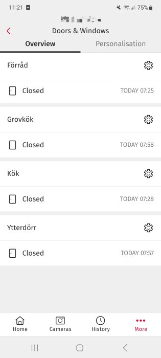 Skärmbild av mobilapp som visar status för stängda dörrar i ett hem, på svenska.