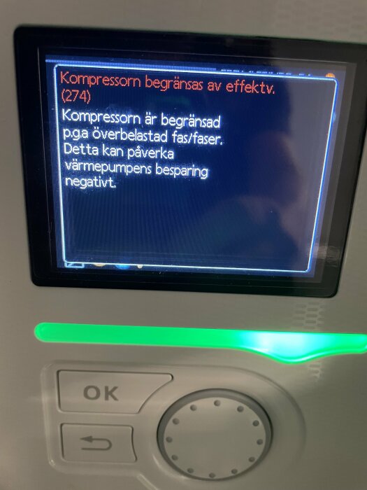 Display visar felmeddelande om kompressor, överbelastade faser, potentiell negativ effekt på värmepumpens besparing.
