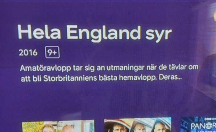 TV-program "Hela England syr" från 2016, märkt 9+. Tävling för amatörsömmare, delvis synlig text. Lila bakgrund.