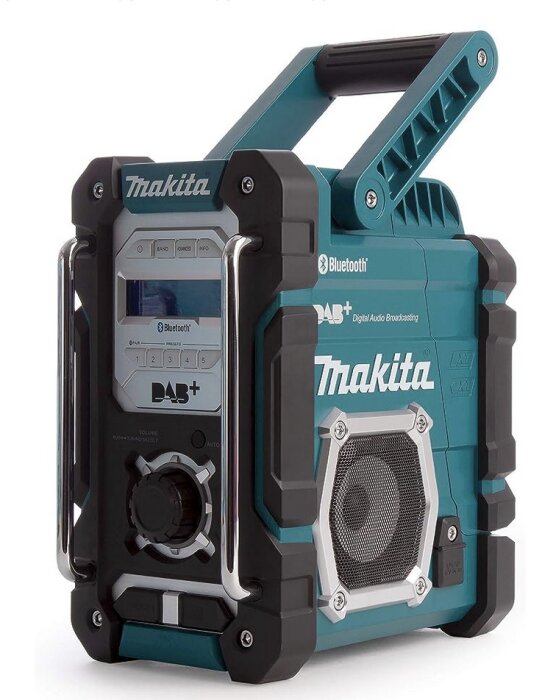 Makita robust byggradio, Bluetooth, DAB/DAB+, grönt och svart hölje, bärhandtag, knappsats och skärm.