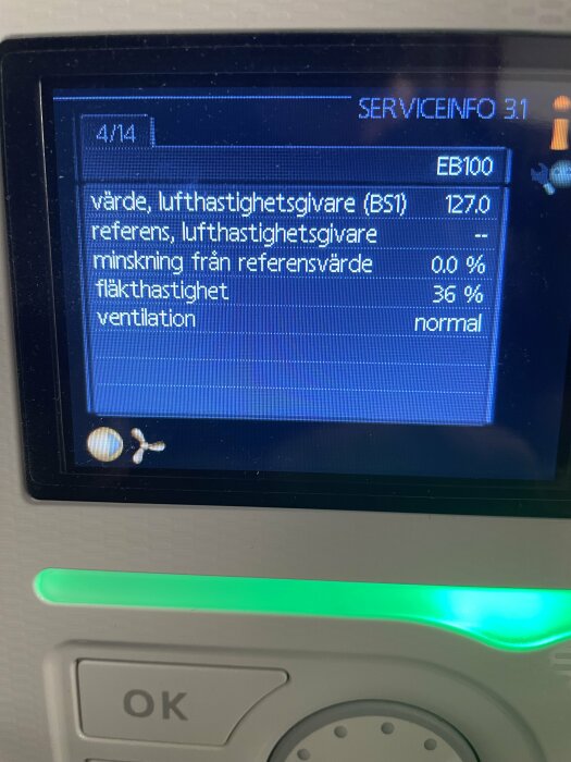 Digital skärm visar servicemeny med tekniska värden och status för ventilation, omgiven av apparaturram.