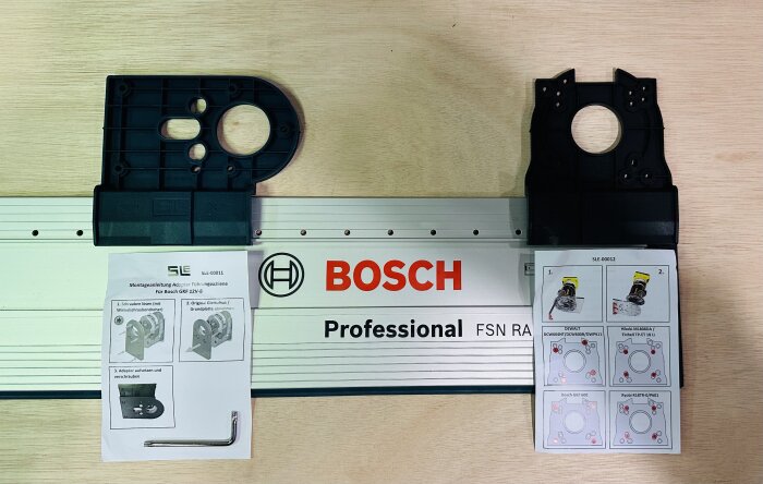 Verktygstillbehör, instruktioner, Bosch Professional FSN RA anpassningskit, monterat på träbord.