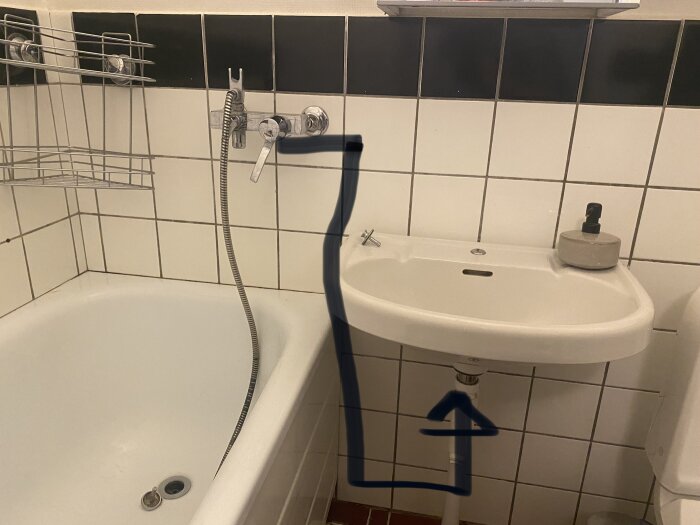 Vit kaklad badrum med badkar, dusch, handfat och hygienprodukter. Blåa markeringar syns överlagrade på bilden.