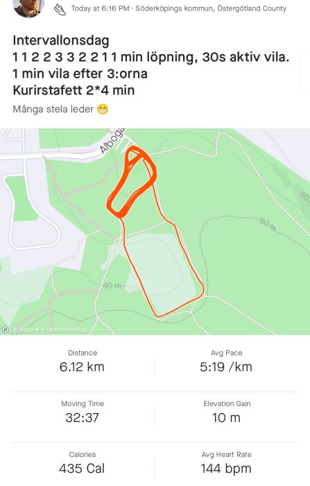 Löpsträcka på karta, statistik för distans, tid, kaloriförbrukning, tempo, höjdvinst och hjärtfrekvens. Intervallträning beskrivs.