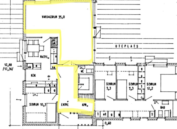 Arkitektritning av en bostad: vardagsrum, kök, sovrum, badrum, entré och uteplats markerade.