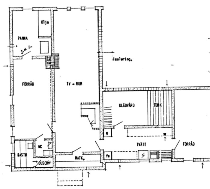 Svartvit ritning av bostadens planlösning med olika rum benämnda: panna, förråd, TV-rum, tvätt, klädrum, tork.