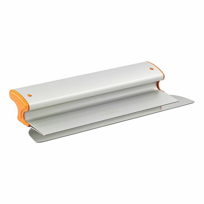 Vit och orange deghacka isolerad mot vit bakgrund, modern köksredskapsdesign.