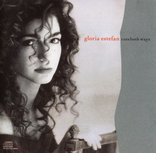 Omslagsbild till musikalbum, svartvitt foto av kvinna med lockigt hår, uttrycksfull blick, titel nedre vänstra hörnet.