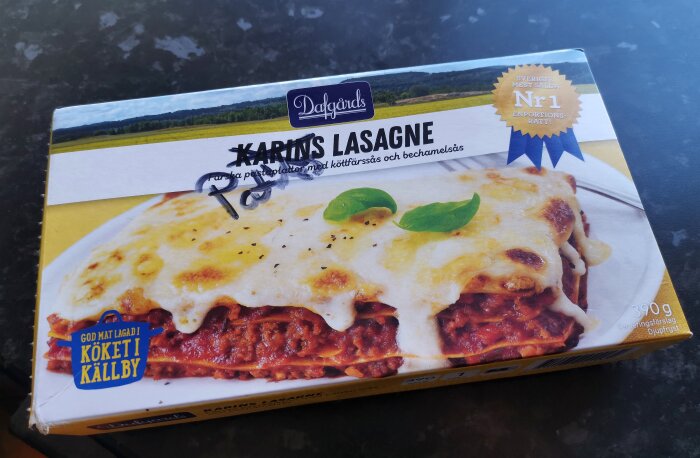 Förpackning av "Dafgårds Karins Lasagne", svensk maträtt, djupfryst, 390g, utmärkelse som nummer 1 enportionsrätt.