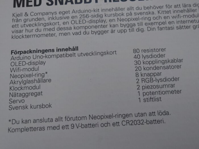 Textlista över Arduino-utvecklingskitets innehåll och komponenter för elektronikprojekt, med instruktionsbok på svenska.