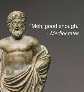 Staty föreställande antik figur med citatet "Meh, good enough." – Mediocrates, ett ordspel på medelmåttighet.