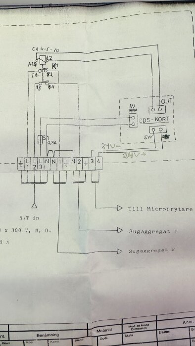 Elritning med reläer, brytare, och säkringar, anslutningar till sugaggregat och mikrotytare.