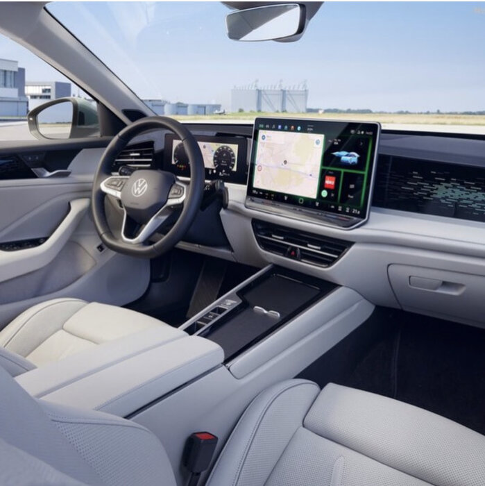Modernt bilinteriör, digital instrumentpanel, touch-skärm, rymlig, minimalistisk design, ljus färgsättning, Volkswagen.
