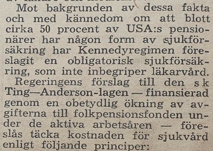 Svensk text om pensionärers sjukförsäkring och Kennedyregimen, ekonomisk plan, lagförslag, folkpensionsfonden.