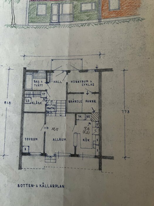 Arkitektritning av en husplan med dimensioner, inklusive källare, samt en fasadskiss.