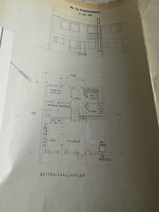 Arkitektritning, husets bottenvåning och källarplan, daterad 2 oktober 1957, innehåller kök, hall, allrum.