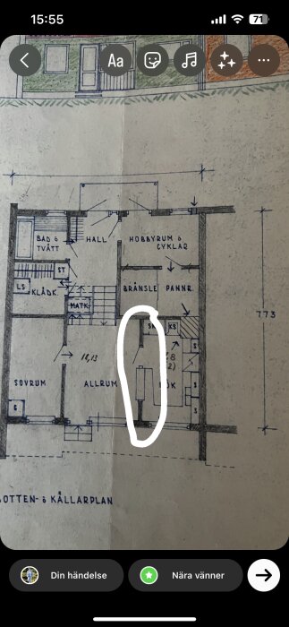 Ritning över källarplan i en byggnad, markerat med vit ring runt bord. Skärmbild från mobil.