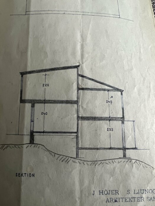 Arkitektonisk skiss av byggnadsektion, visar dimensioner, struktur, på vikt papper, med text "SEKTION" och arkitektbyråns namn.