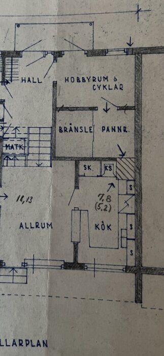 Byggnadsplan, flera rum, kök, hobbyrum, matkällare, bränsleförråd, pannrum, skala och mått angivet, källarplan.