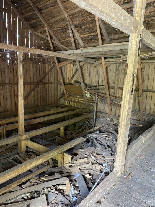 Delvis förfallen lada, trasigt tak, solstrålar, träspill, övergiven, förstörelse, rörig, gammal, tom, strukturell svek.