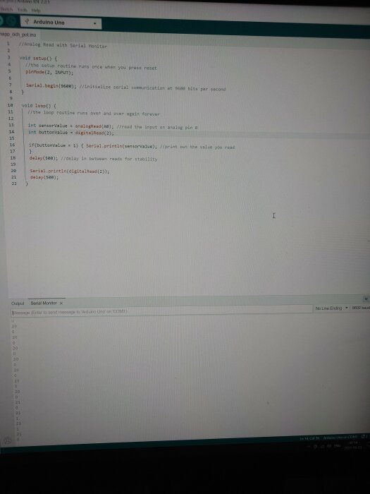En datorskärm visar Arduino IDE med kod för att läsa analog och digitala ingångar samt en seriell monitorutskrift.