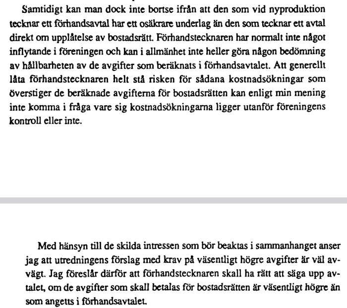 Svensk text om förhandsavtal för bostadrätt och risker med kostnadsökningar. Juridisk diskussion.