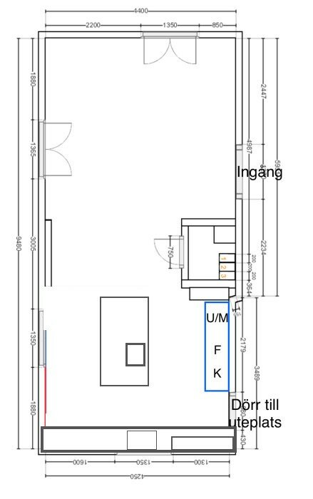 Arkitektonisk ritning av en planlösning med rum, mått, och dörrar markerade. Ingång och text på svenska.