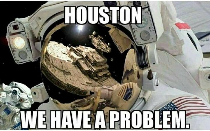 En rymddräkt reflekterar en fiktiv, skadad rymdfarkost med texten "HOUSTON WE HAVE A PROBLEM".