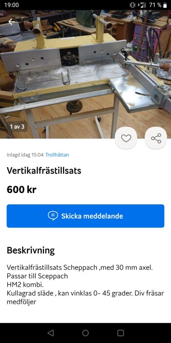 Verktygsmaskindel i verkstad, gulfärgad vertikalfräs, metall, skruvstycken, trägolv, annonstext, ingen människa synlig.