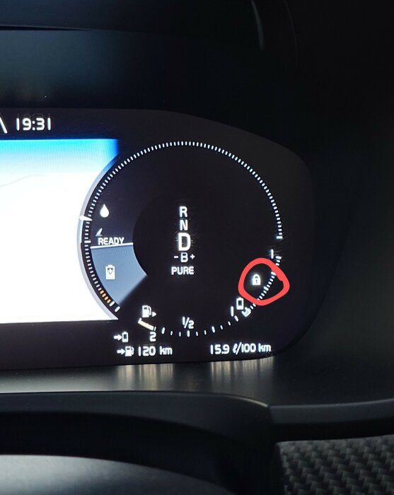 Digital bildisplay i bil visar hastighetsmätare, batteristatus och varningar, inklusive en dörr öppen indikator.