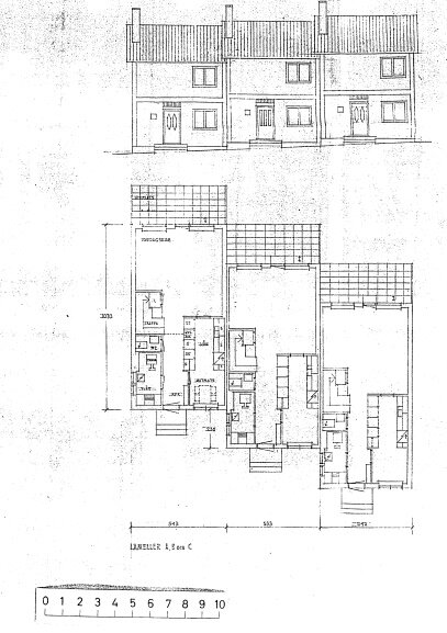 Arkitektritningar av en byggnad med fasadvy och våningsplanslayouter, skala och mått specificerade.