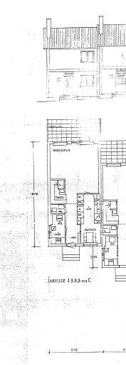 Arkitektonisk ritning av en byggnad, inkluderar planlösning och fasadvy, detaljer för konstruktion och layout.