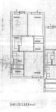 Arkitektonisk ritning, lägenhetsplan, sovrum, kök, vardagsrum, balkong, saxad text, skala och mått anges.