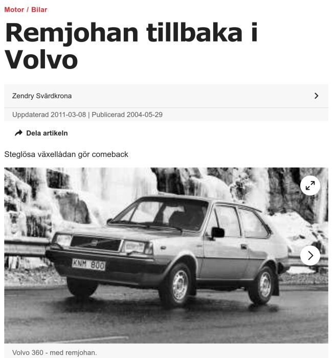 Svartvit bild på en klassisk Volvo 360 framför vattenfall, med fokus på steglös växellåda, retro bilintresse.