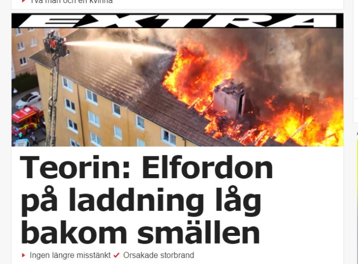 Brand på tak på flerbostadshus, brandmän, räddningsinsats pågår, teori om elfordon som orsak presenteras.