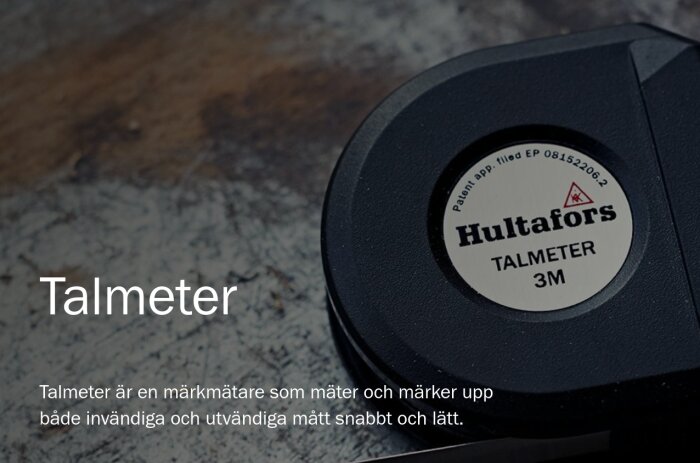 Ett måttband märkt "Hultafors Talmeter, 3M" på en otydlig bakgrund, text beskriver funktionen.