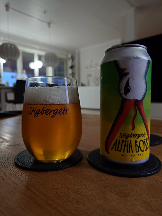 Ölglas med skum på logotypunderlägg, burk med färgglad etikett, Alfa Boss, inomhusmiljö, träbord.