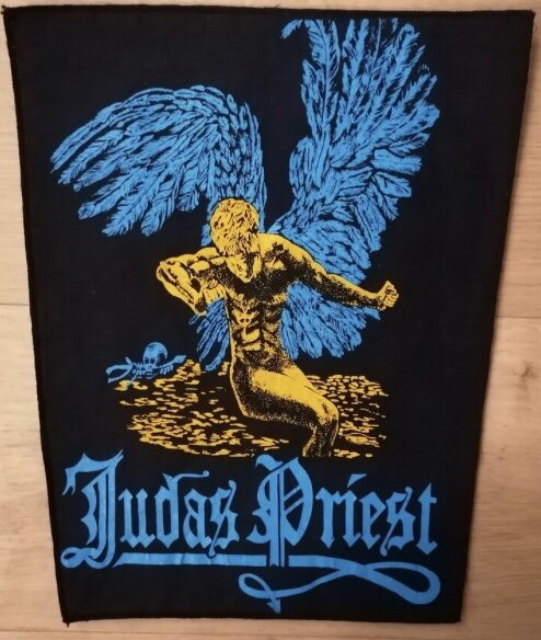 Guldfärgad ängel, blå vingar, springer, skalle, ben, "Judas Priest"-text, svart bakgrund, tyg, backpatch, rock, musik.