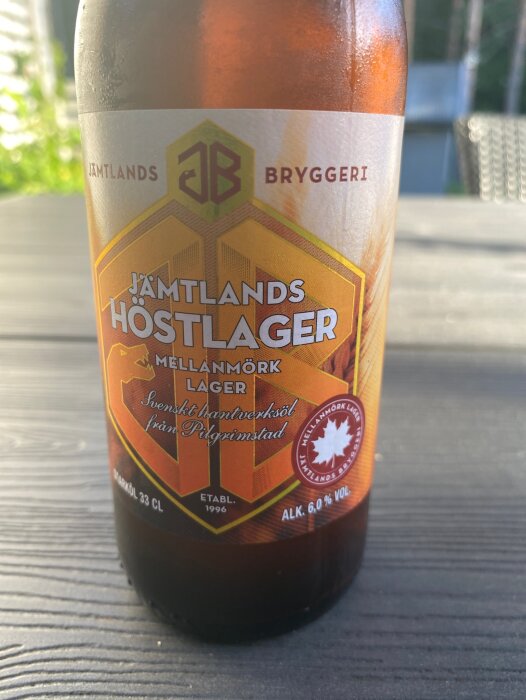 Ölflaska från Jämtlands Bryggeri, "Jämtlands Höstlager", mellanmörk lager, svensk aromhumle, 6.0% alkohol.