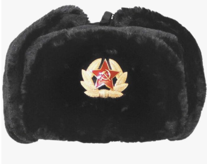 Svart ushanka med sovjetisk emblem, kallt väder hatt, militär symbol, röd stjärna med hammare och skära.