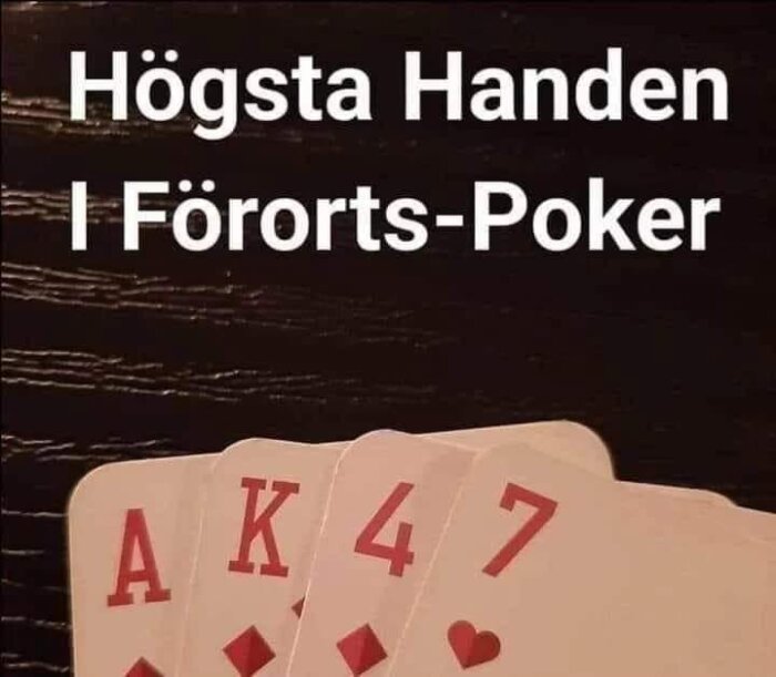 Spelkort med ess, kung, fyra, sju. Meme-text om poker på svenska. Svart bakgrund.