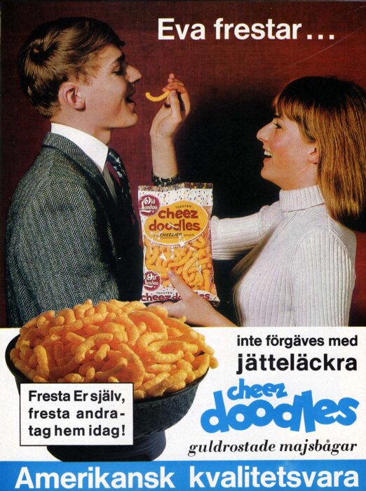 Gammal reklam, kvinna ger man snacks, "Cheez Doodles", glad stämning, retro, text på svenska, ostsnacks, "Amerikansk kvalitetsvara".