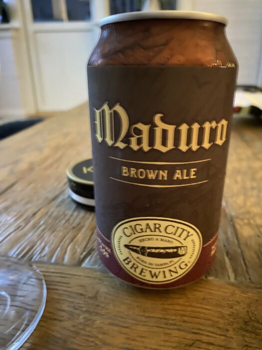 En burk Maduro Brown Ale från Cigar City Brewing på ett bord.