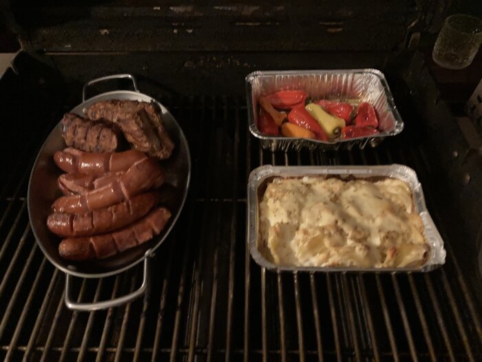 Grillkväll med kött, korvar, grillade grönsaker och gratäng. Utomhusmatlagning, mysigt och hemlagat.
